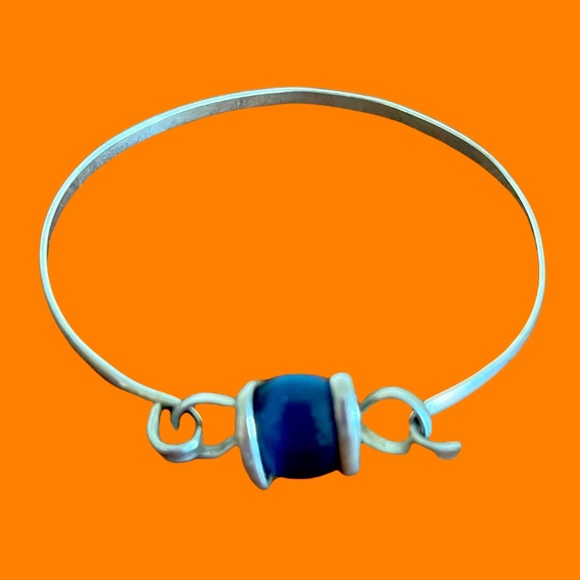 Jewelry - Silver tone blue glass woman bangle